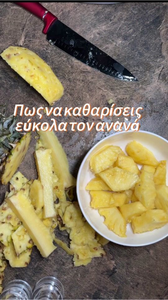 Wie man eine Ananas leicht reinigt