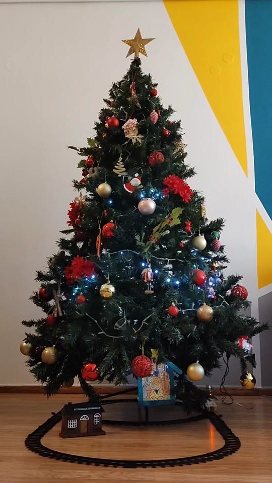 Christmas Loading- έτοιμο το δέντρο 🌲
