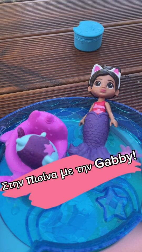 In the pool with Gabby & MerCat ?‍⬛ The tails change color ?‍♀️