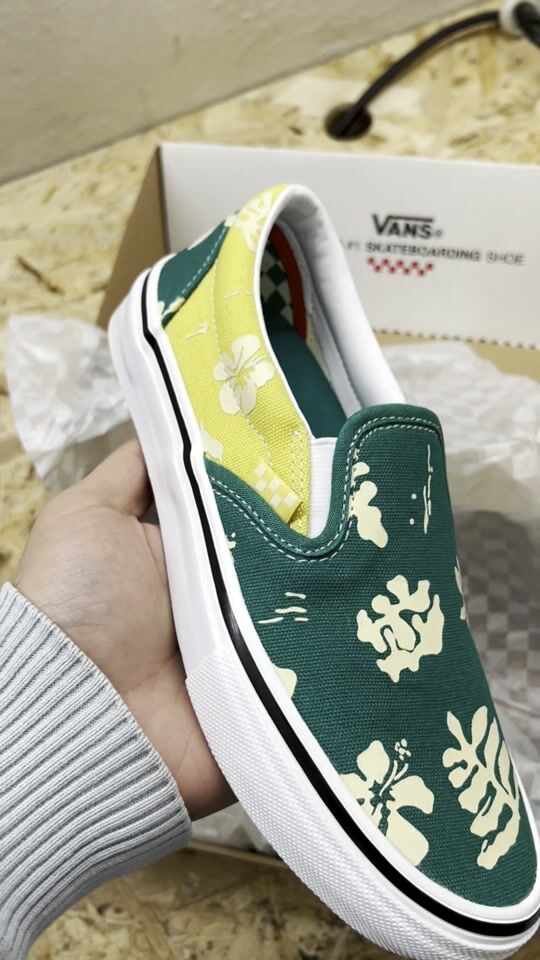 Aloha με τα πιο tropical Vans Slip-On 🌴