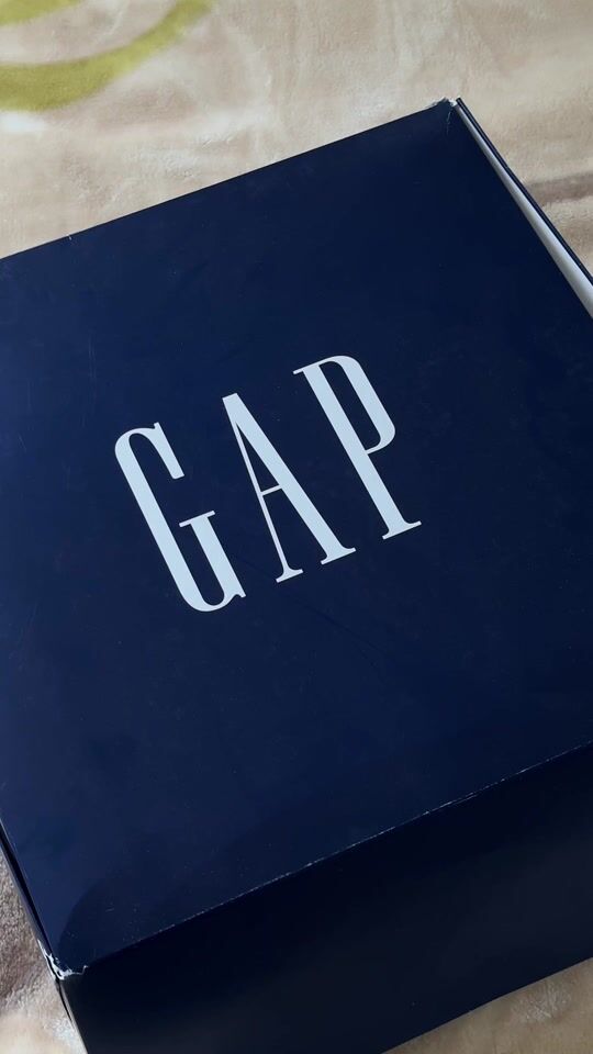 Let’s unbox my new gift from GAP 