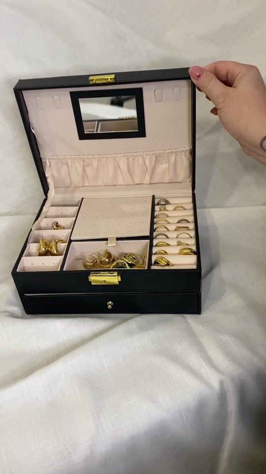 Organizing jewelry with a jewelry box