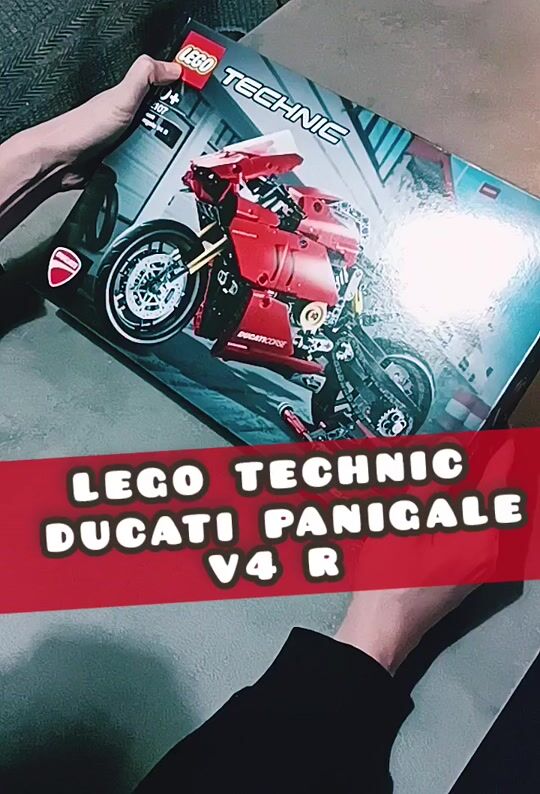 Lego Technic Ducati Panigale V4 R

Translation: Lego Technic Ducati Panigale V4 R