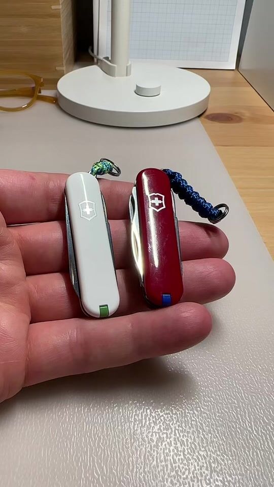 Comparație între bricegele Victorinox Classic SD și Victorinox Manager