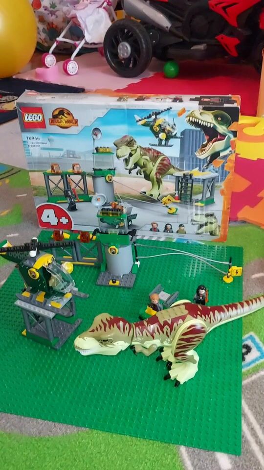 Lego Jurassic World: The Escape of the T-Rex