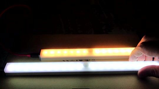 LED Nachtlichtleiste mit Tageslicht- und Bewegungssensoren