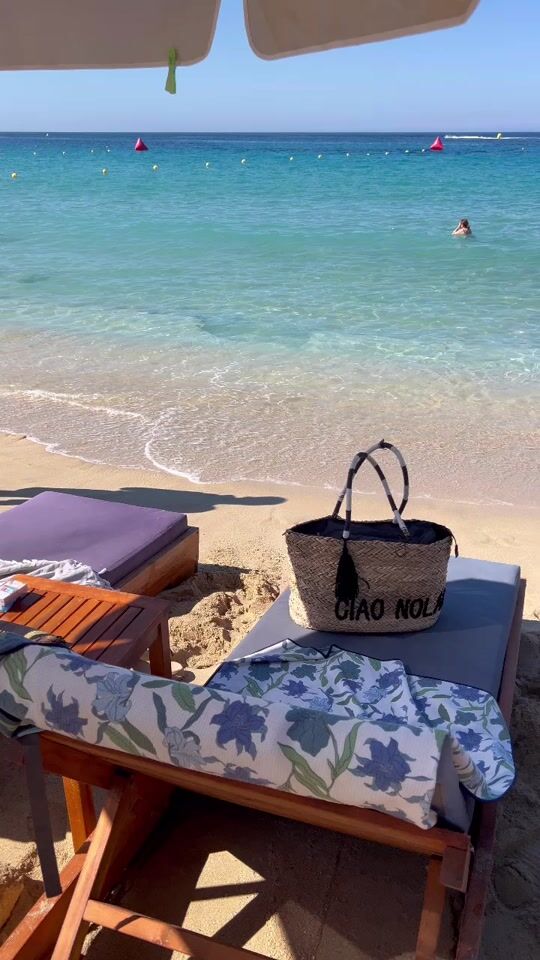 Μια μέρα στην παραλία με την ψάθινη τσάντα μου