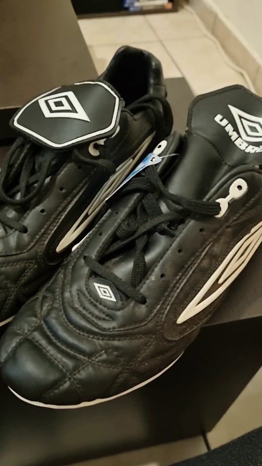 Αξιολόγηση για Umbro Sting Spin RG PU Ποδοσφαιρικά Παπούτσια με Τάπες Μαύρα