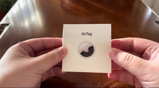 Apple AirTag chill unboxing