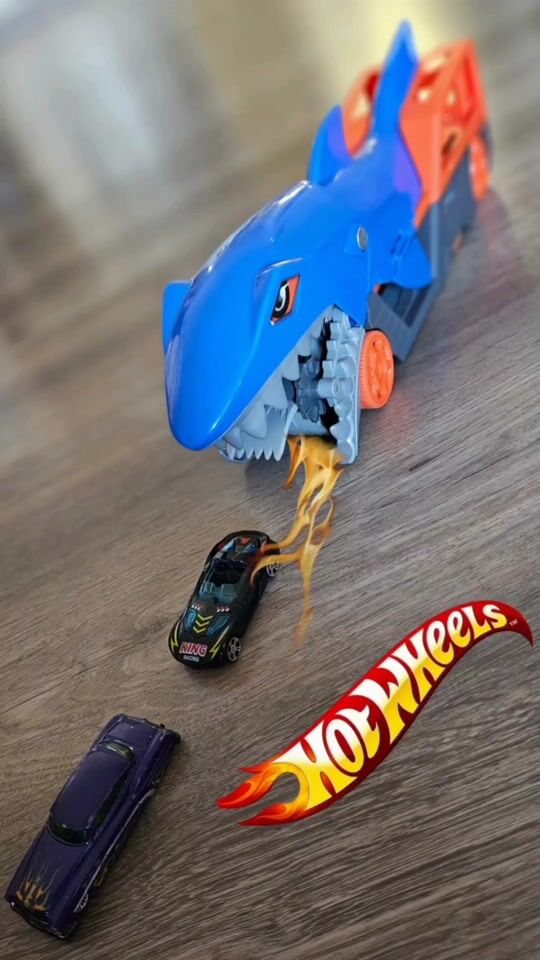 Shark ? Hot ? Wheels! Devours Cars!