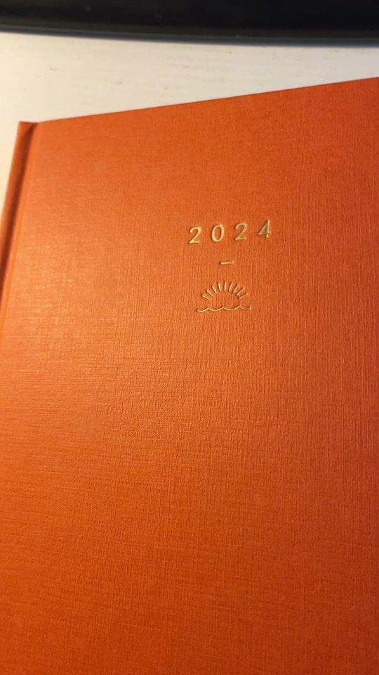 Recenzie pentru adBook Vie Daily Agenda 2024 Orange 14x21cm