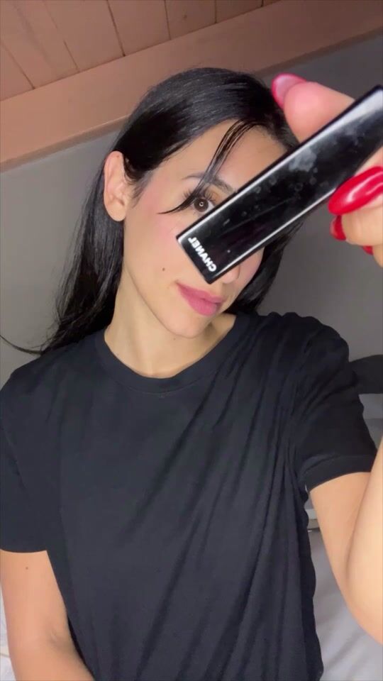 Black liner-red lipstick trend 