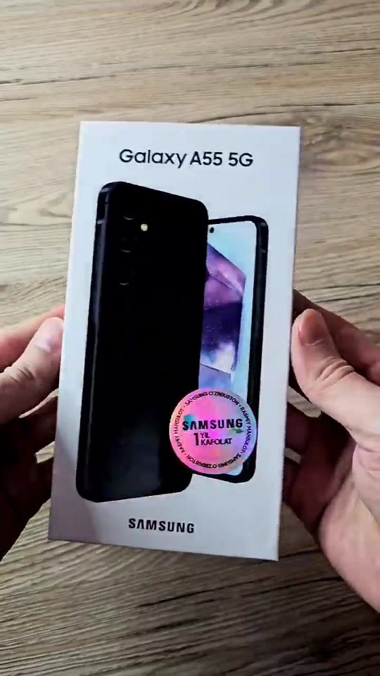 Samsung A55 5G | Reînnoit și competitiv în categoria de mijloc.
