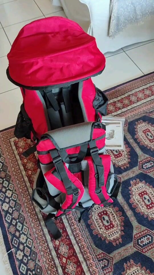 Unboxing backpack carrier for children up to 18 kg.