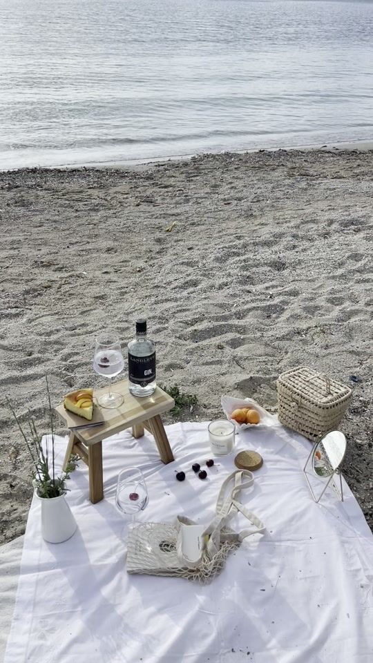 A picnic at the beach 🧺 🍑 