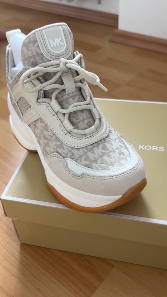 In love! Michael Kors sneakers 100000 times more BEAUTIFUL up close! ?