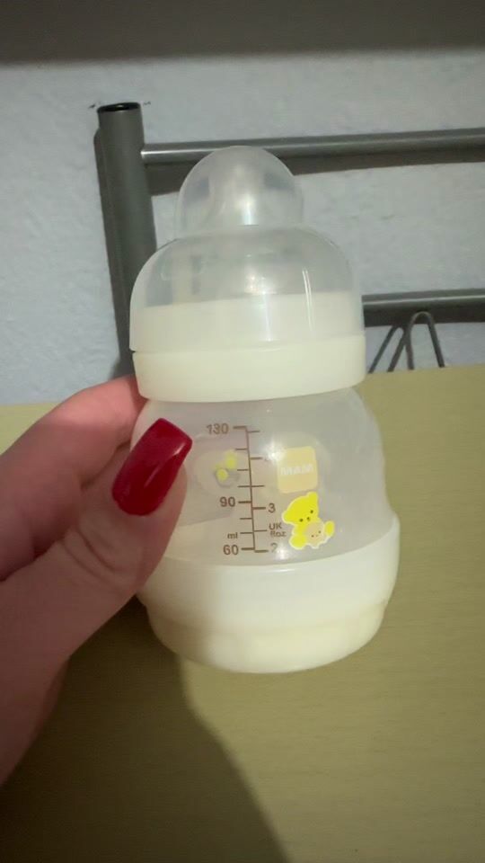 Plastic anti-colic baby bottle 0+ with convenient silicone nipple.