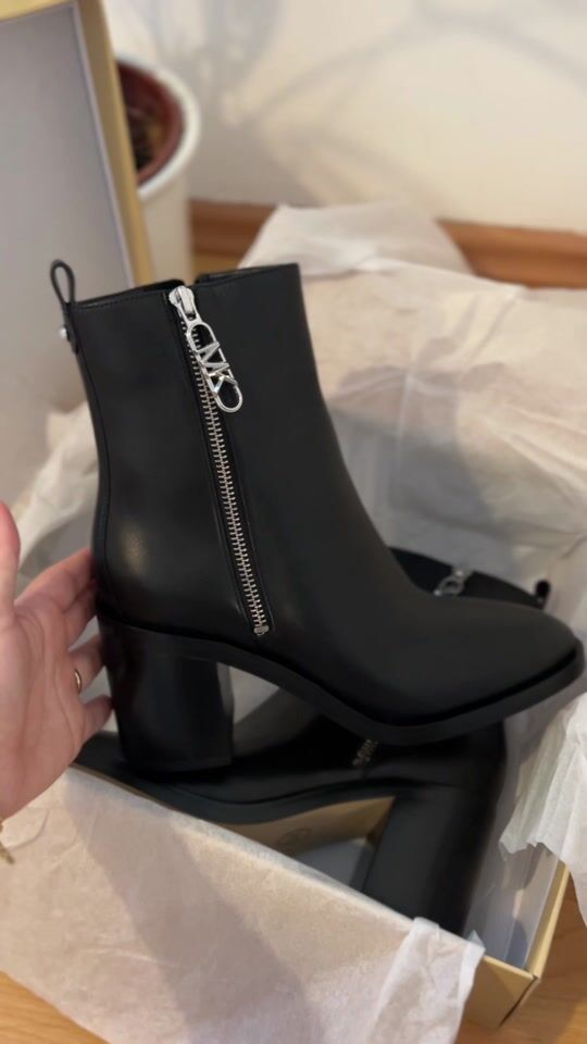 Unboxing Michael Kors leather boots! Very comfortable ??✨