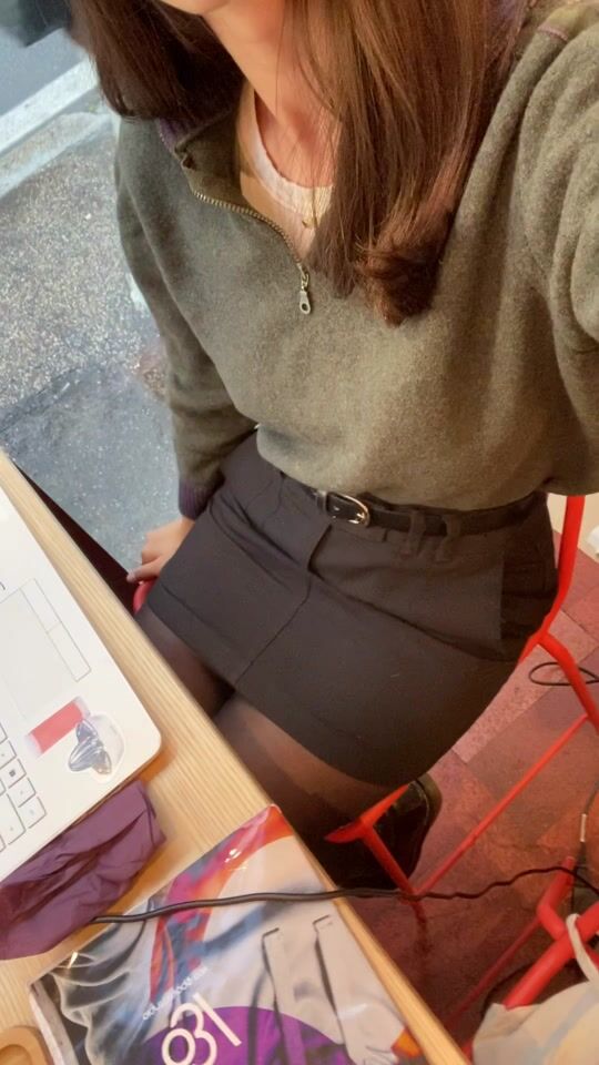 Study outfit in Rome with olive pullover and mini black skirt 📝