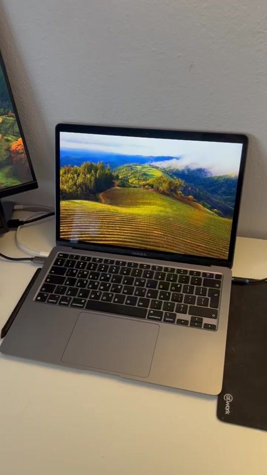 MacBook Air M1 με Dell monitor 23,8'' και γραφίδα Wacom + παρελκόμενα!