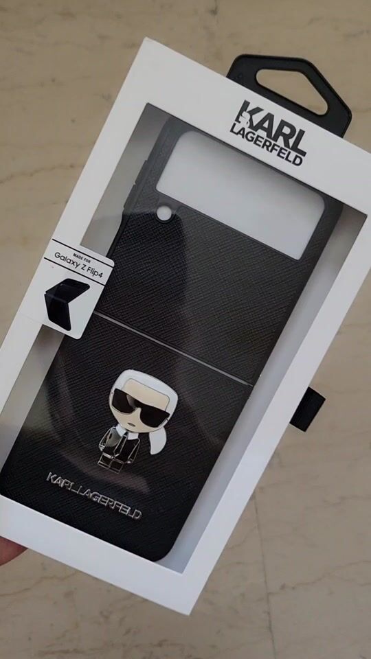 Recenzie pentru husa cu spate metalic Karl Lagerfeld Saffiano Ikonik, negru (Galaxy Z Flip4)