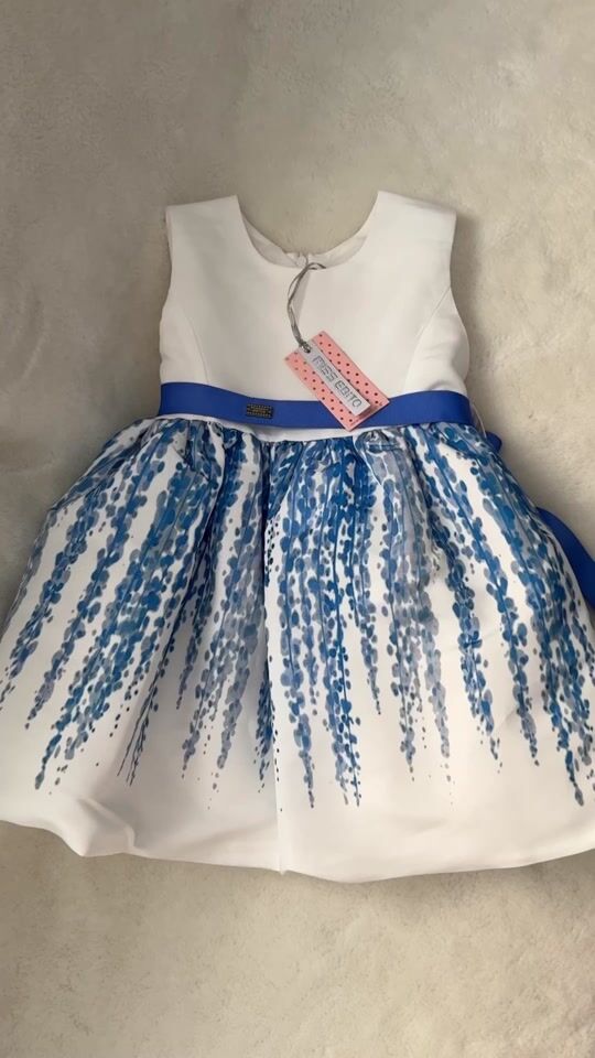 Εβίτα Λευκό φόρεμα με μπλε λεπτομέρειες και τσάντα 🦋