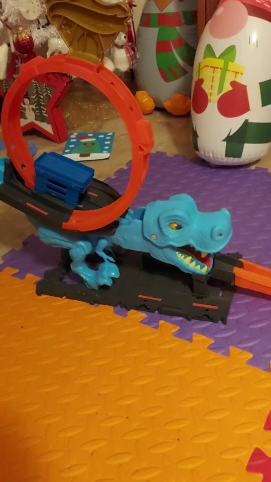 Schlage den T-Rex und rette die Hot Wheels Stadt