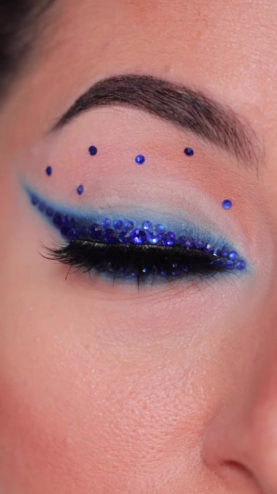 Δημιουργικό μακιγιαζ: μπλε eyeliner με στρας 💎😮‍💨