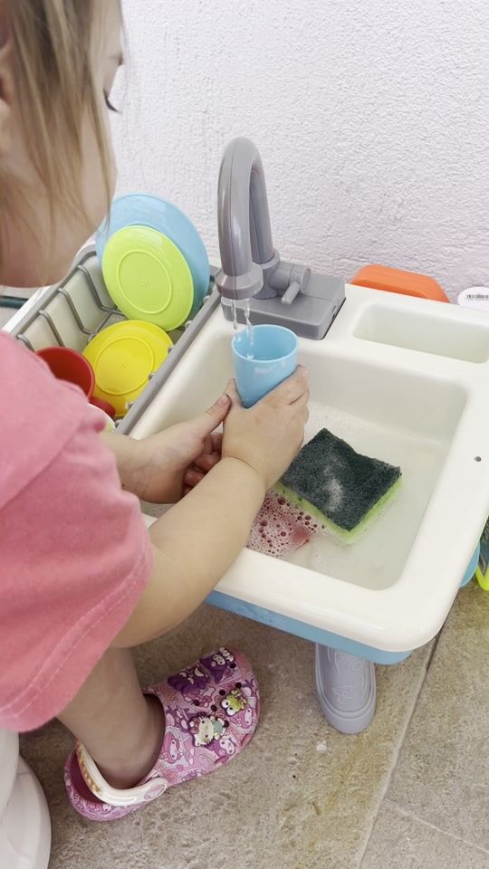 Children's washbasin with accessories