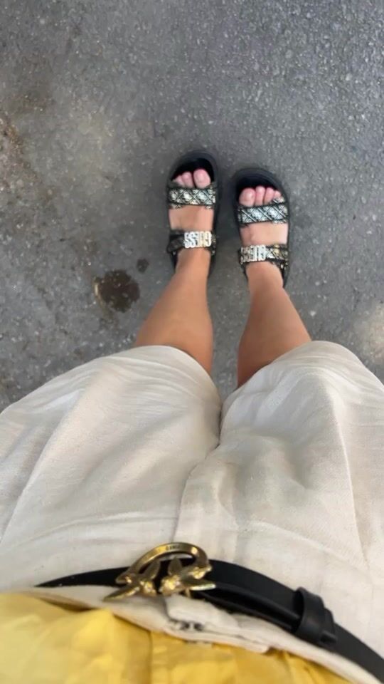 Sandale confortabile și elegante pentru plimbările de vară
