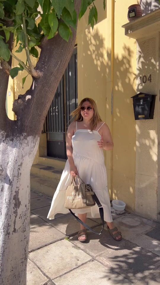 Καλοκαιρινό look με λευκό αέρινο φόρεμα