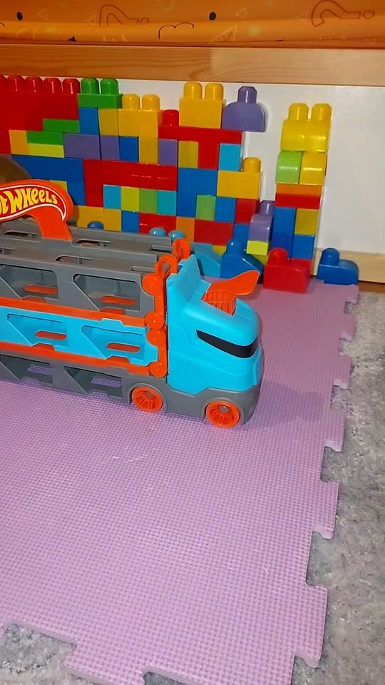 Κάνε απίστευτες κόντρες με το Hot Wheels Speedway Hauler