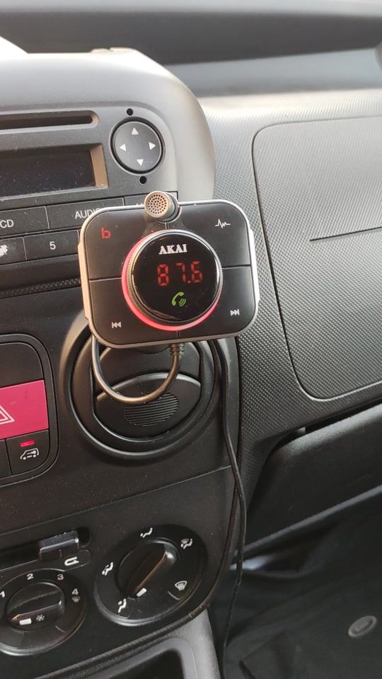 Überprüfung des Savio FM-Transmitters für das Auto TR-14 mit AUX / Bluetooth / MicroSD / Typ-C / USB