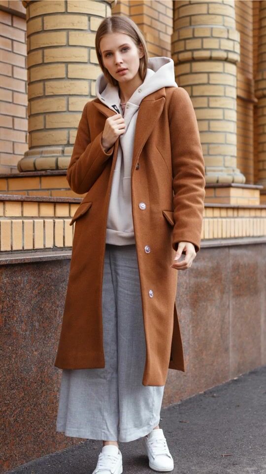 Camel coat with sweatshirt for everyday outfits