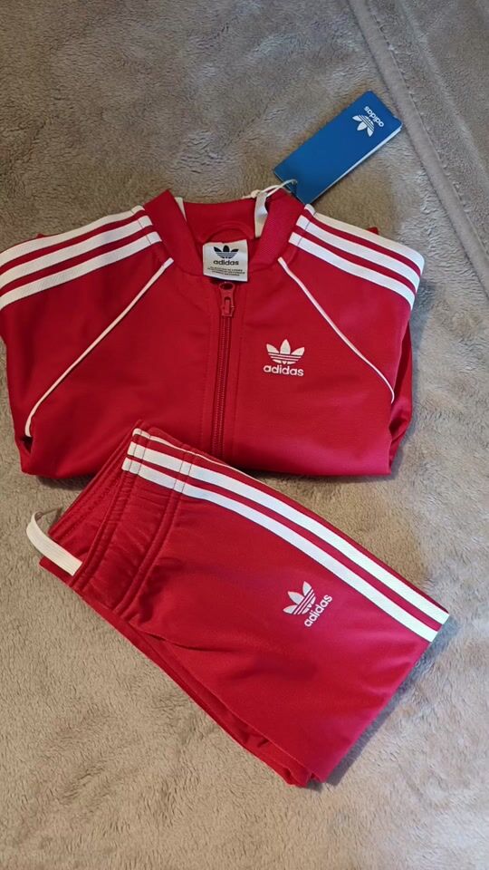 Adidas Kinder Trainingsanzug Set Rot?
