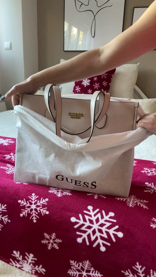 Unboxing τη νέα μου tote bag από Guess 🤍