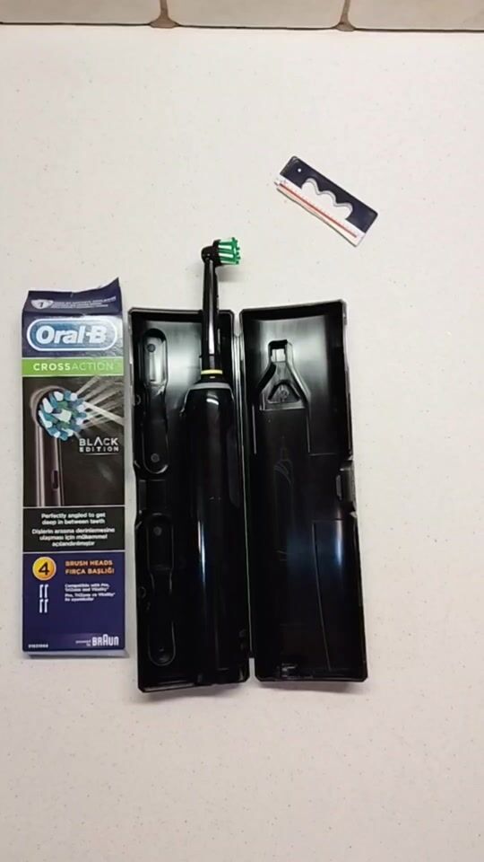 Oral-B Pro 3 3500 Cross Action Black Edition and replacement heads