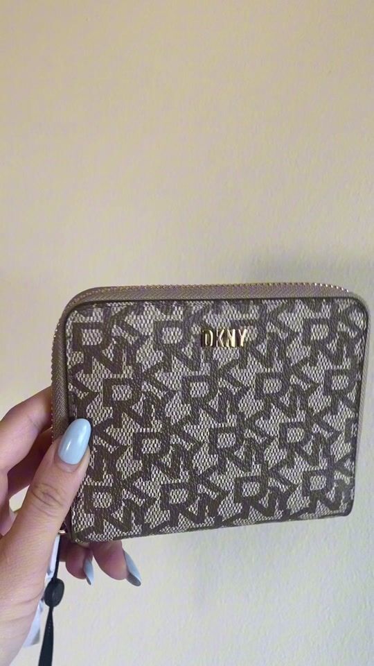 Unboxing my new DKNY wallet 🧡