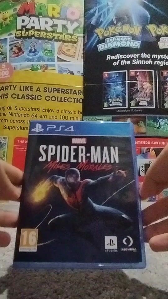 Spiderman Miles Morales PS4 Spiel auspacken