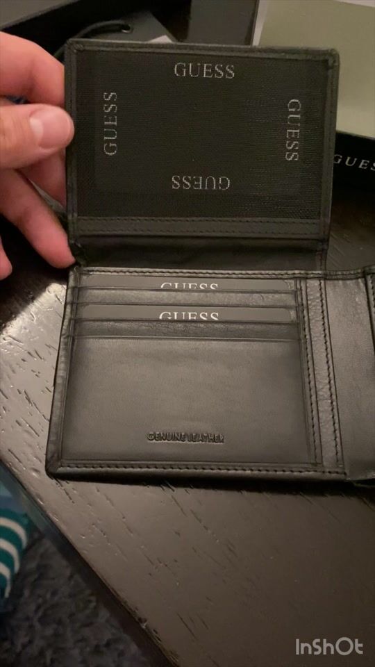 A classic men's leather wallet overflowing with quality ?