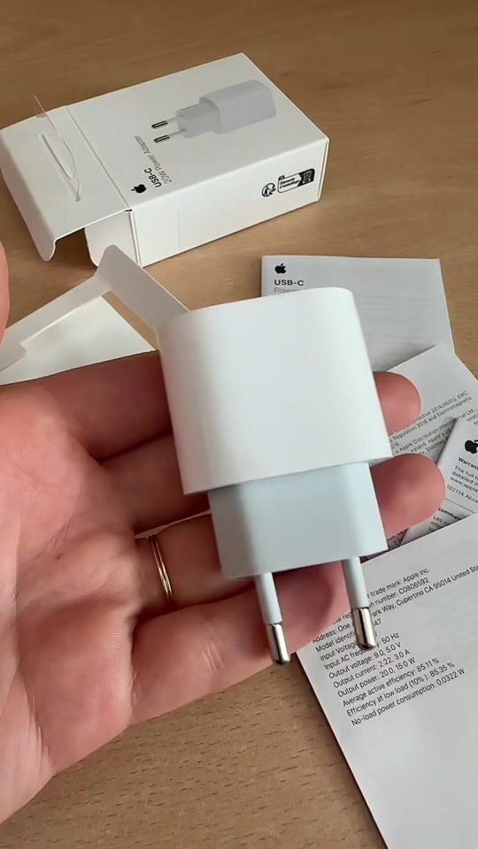 Deschiderea pachetului - încărcător Apple