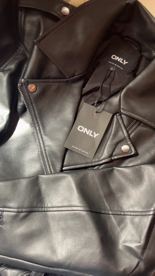 Unboxing: The perfect ONLY leather jacket for spring