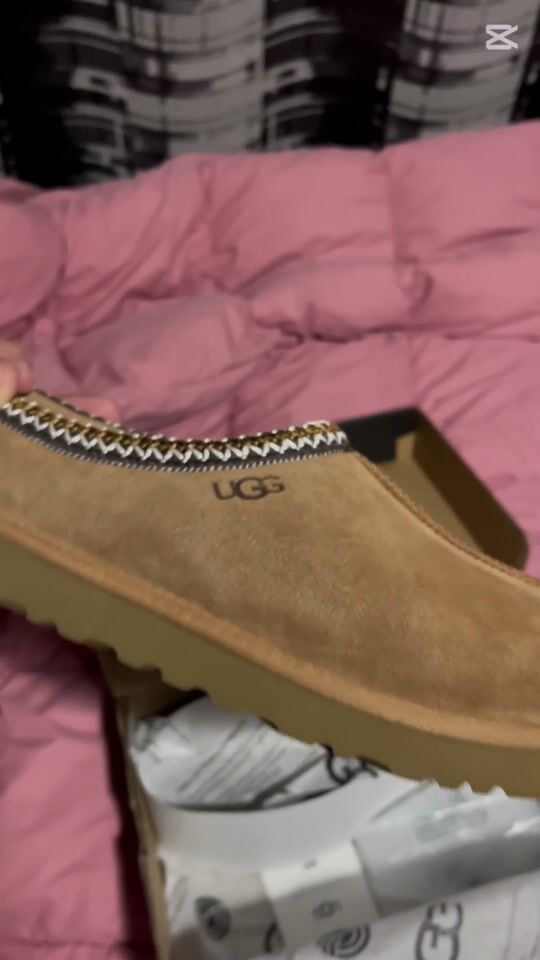 Let’s unbox my new Uggs!