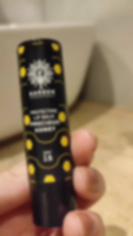 Garden's precious honey lip balm with SPF15 for lip protection