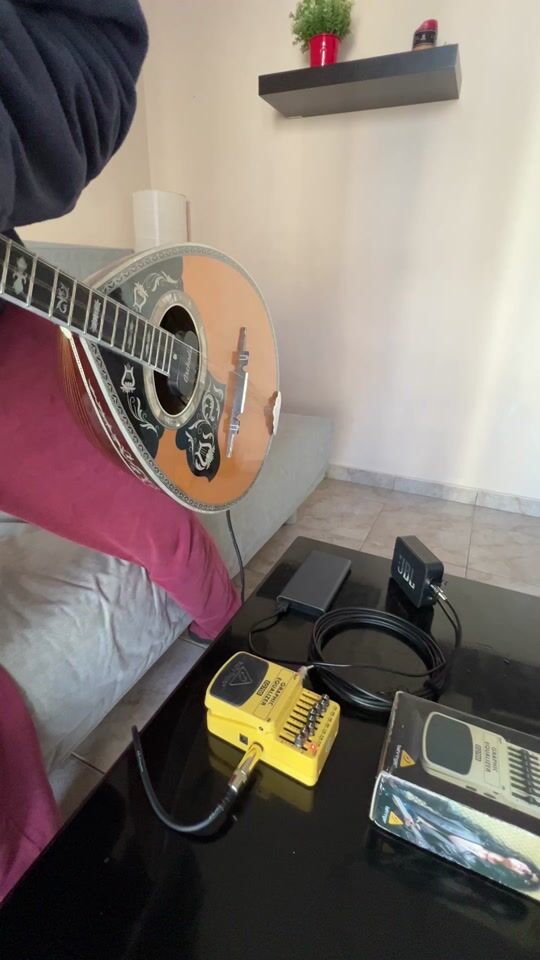 Σύνδεση ακουστικού οργάνου (μπουζούκι, κιθάρα,κτλ) με μικρό ηχείο!