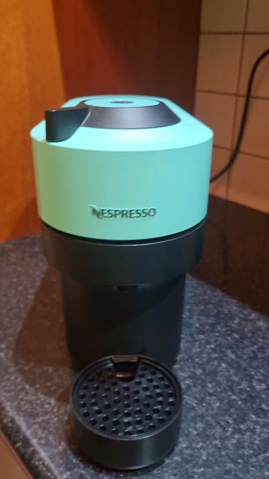 Freddo Espresso cu mașină de cafea pentru capsulele Nespresso Vertuo!